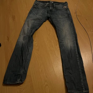 Blå replay jeans - Blåa replay jeans i bra skick strolek 30 32