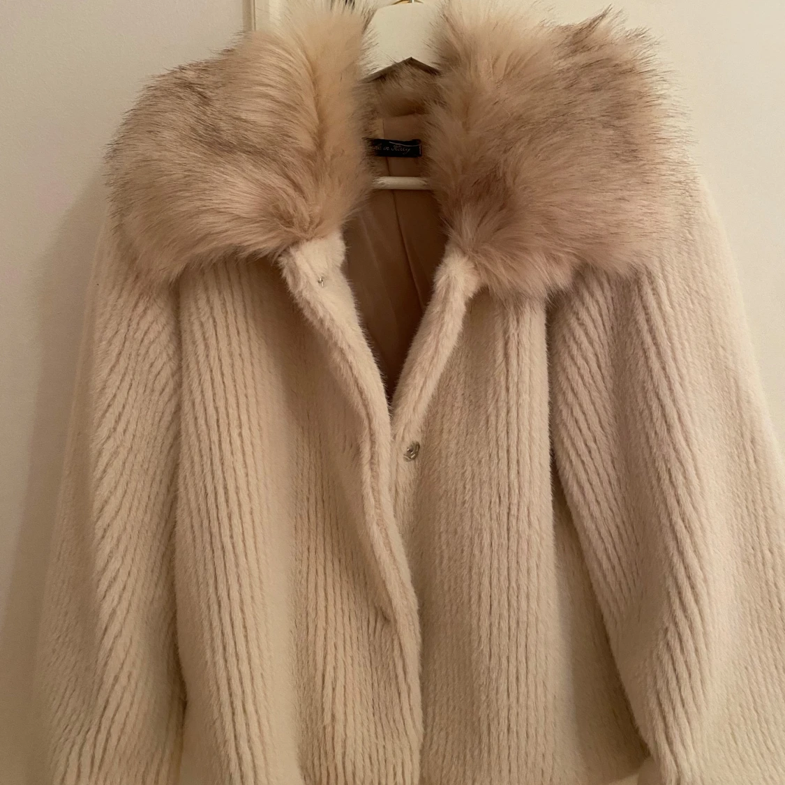 Beige/krämvit kort kappa med pälsdetaljer