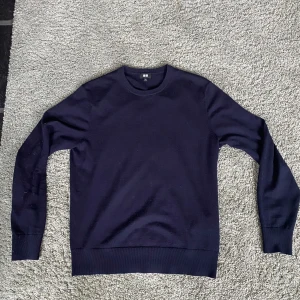 Mörkblå merinoull tröja - Säljer nu min merinoull tröja från uniqlo. Knappast använd och inga defekter. Hör av er vid frågor. ”PRIS PÅ EJ HUGGET I STEN.”