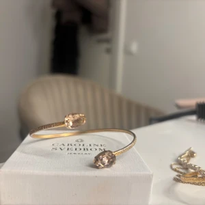 Guldarmband från Caroline Svedbom - Elegant guldarmband från Caroline Svedbom i modellen petite drop bracelet färgen vintage rose 💞 sparsamt använd och inga synliga defekter ❣️