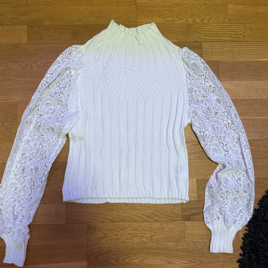 Vit stickad tröja med spetsärmar