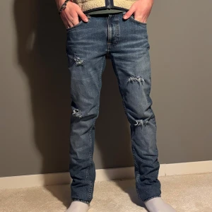 Nudie Jeans! - Hej nu säljer vi ett par riktigt fina nudie jenas! | Skick: 9/10 | Strlk: W29 L32 | Nypris 2000kr | Hör gärna av er vid fler funderingar! Modellen är 180 cm och väger 70 kg.