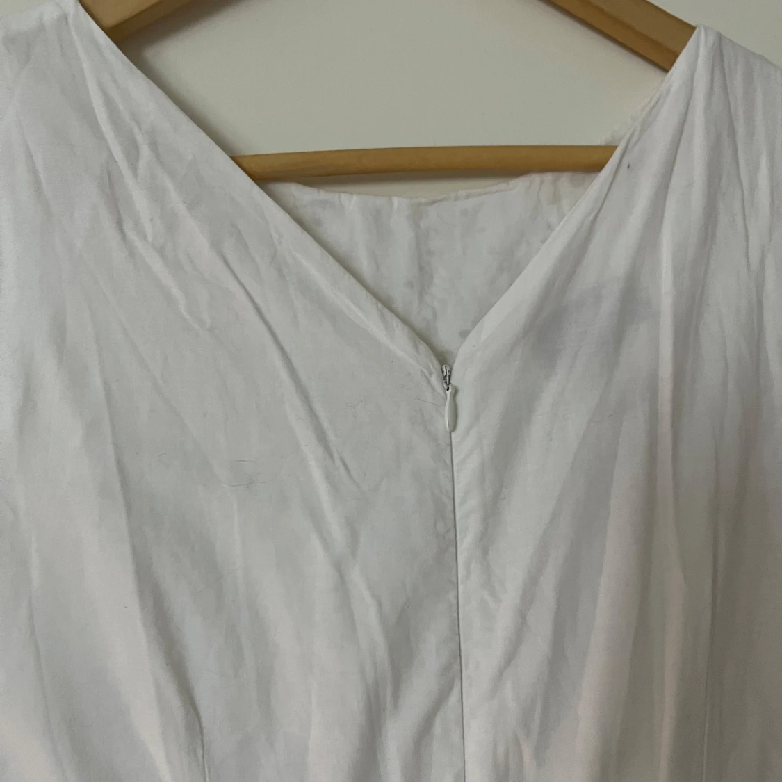 Vit ärmlös klänning med broderi - 4