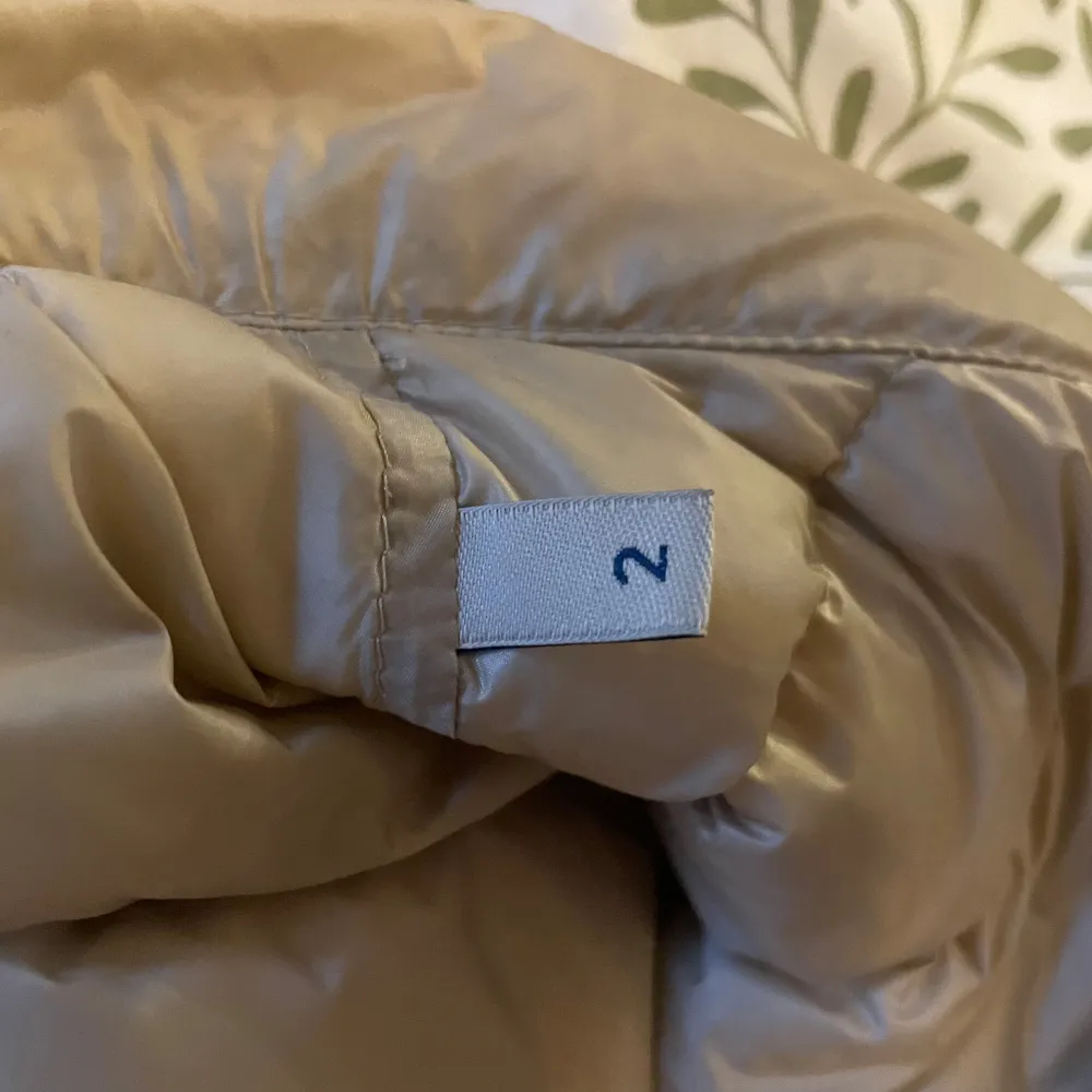 Beige moncler jacka i strl 2, passar mig som har S i jackor. Köpt här på Plick💗pris kan diskuteras. Jackor.