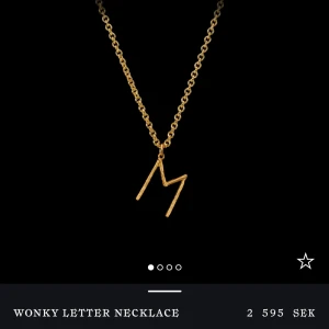 Maria Nilsdotter ”WONKY LETTER” - Jättefint halsband ifrån Maria Nilsdotter, använt få gånger och därför i nyskick. Längd är 50cm. Nypris är:2595kr. Möts upp i Göteborg, köpare står för frakten :).  Använd inte köp nu knappen utan att säga till. Pris kan diskuteras
