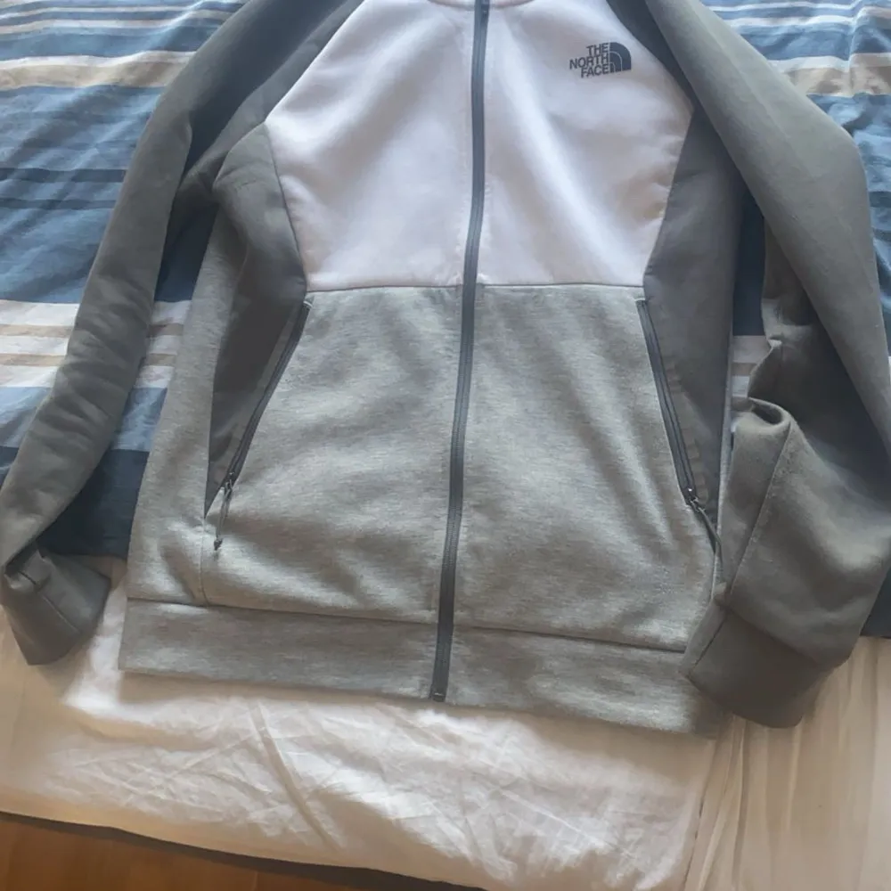 Jag säljer nu min hela the north face dress för ett väldigt bra pris  Köpt för 2200 Använd några gånger men är fortfarande i bra skick. Sportswear.