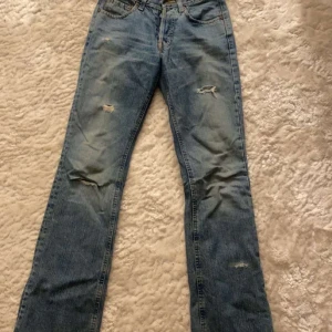 Lågmidjade jeans  - Säljer ett par lågmidjade jeans då de inte kommer till användning längre därav att de är för små, skicka för fler bilder. 