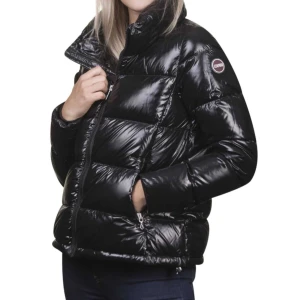 Colmar Jacka - Säljer min superfina colmar jacka då den tyvärr inte kommer till användning. Perfekt nu till hösten och vintern💕 nypris är 5599 kr