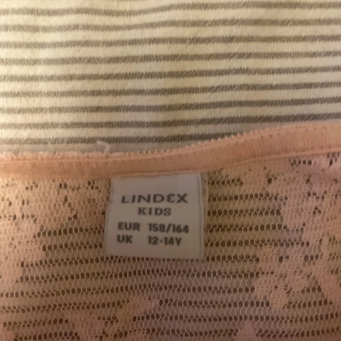 Rosa topp med spetsdetaljer från Lindex - 91