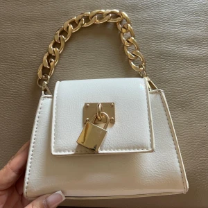 Mini väska  - Säljer denna miniväskan, bra skick på den.