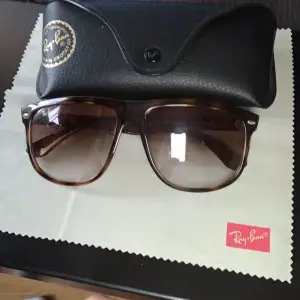 Rayban boyfriend som jag inte har haft mycket använding av, fåtal gånger. Gott skick och allt i bilden medföljer. Pris kan diskuteras vid snabb affär, inga defekter: