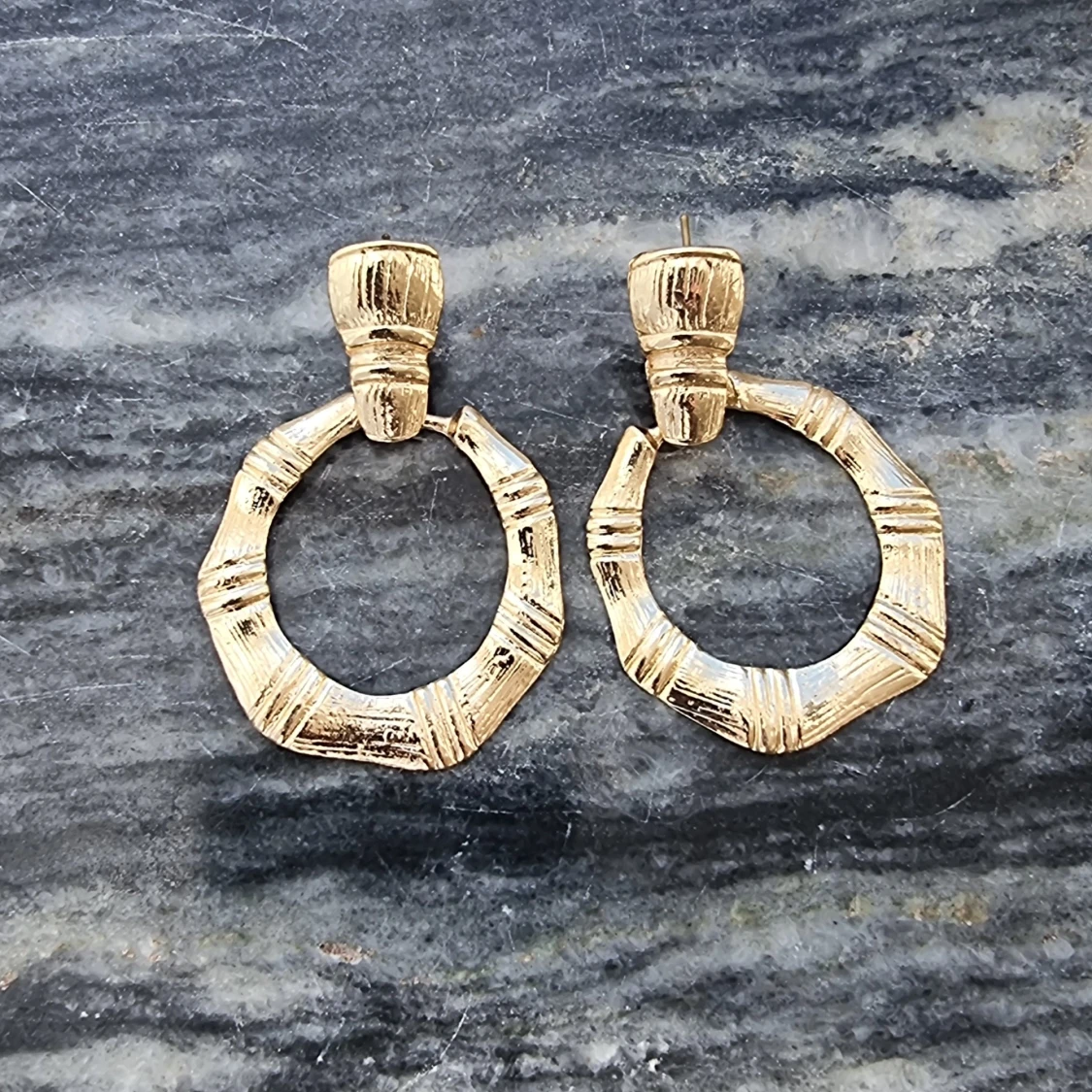 Guldiga örhängen i unik form