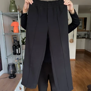 Kostymbyxor  - Svarta kostymbyxor med pressveck 