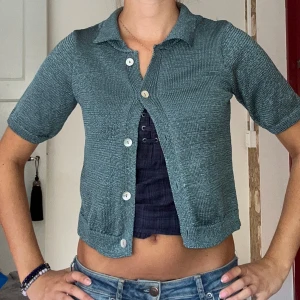 Skimmrig kofta - En så fin, helt oanvänd skimmrig kofta från zara