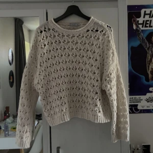 Stradivarius virkad tröja - Jättesöt virkad tröja från stradivarius!🎀🎀 Tröjan är i jättebra skick då den endast använts ett fåtal gånger. Kör för 499 kr, priset kan diskuteras!💕💕