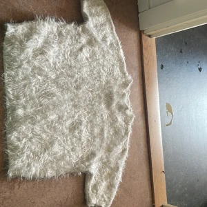 Vit blouse - Vit blouse använd men inte trasig 