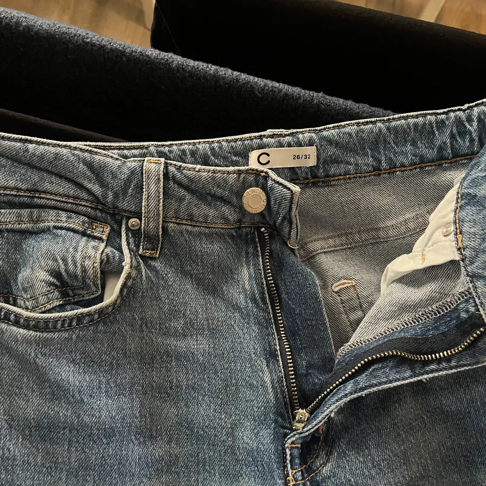 Mid waist blåa jeans från Cubus, jeansen är raka i benen. Har en mjukt och stretchigt material. Byxorna är aldrig använda då jag ej kan använda dem. Ordinarie pris 550. Jeans & Byxor.