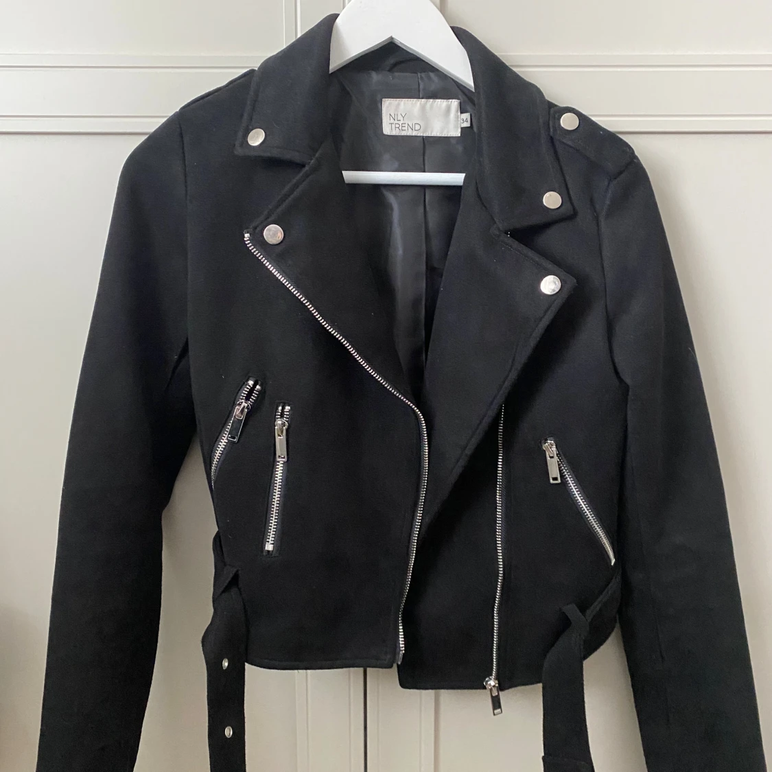 Svart skinnjacka från NLY Trend - 92