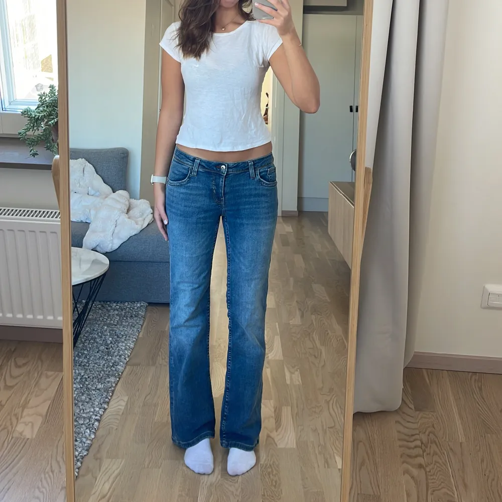 Lågmidjade jeans från hm, går inte att köpa längre💕jag är 177! Midja: 41 Innerben: 78cm . Farkut & Housut.