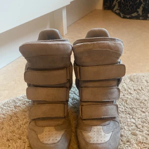 Isabel Marant liknade  - Jättefina gråa Isabel Marant likande skor o storlek 36 i jättebra skick! Säljer då de är försmå för mig. Skriv för flera bilder eller frågor! Skicka gärna prisförslag också