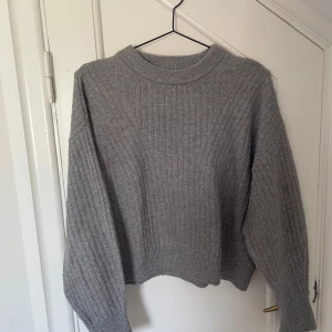 Grå stickad tröja - Tröja med ribbning i fint skick!🤍 Skriv till mig innan du trycker på köp nu!!!!