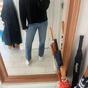 Jeans från Ginatricot - Jeans från Gina Tricot i fint skick, är i storlek 38 men skulle säga att de sitter mer som en 36:a. Jag är 168 cm.