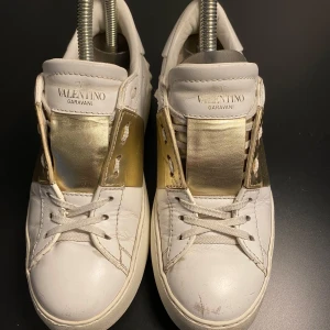 Valentino Skor  - Hej! Säljer nu dessa Valentino skor, storlek 36, skicket bedömer vi är använt utan skador , tveka inte på att höra av er vid frågor kring skorna! 