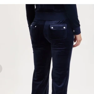 Mörkblå juicy couture byxor - Jag säljer den för använder inte dom längre ,de är storlek men kan dock gå till S 