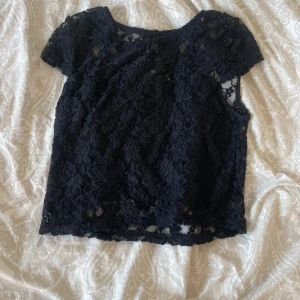 Svart spets tröja❤️ - Säljer denna svarta spetströjan💕 I bra skick❣️ Vet tyvärr inte vart den är köpt💕 Stor i storleken