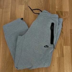 Nike tech flees  - Ett par sparsamt använda Nike byxor med rak modell. Nypris 1399
