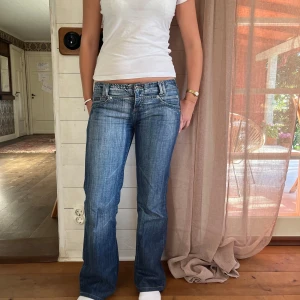Lågmidjade jeans - Midjemått(rätt över): 40 cm Innerbenslängd: 77 cm Modellen är: 168 cm  Skriv om ni har några frågor💗//Perfectjeans