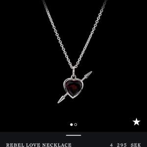 Söker detta ”Rebel Love Necklace” från Marianillsdotter i silver. Om du har det elr vet ngt som säljer skriv till mig! Betalar bra🌟❤️‍🔥