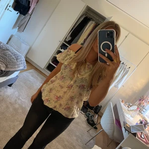 Gul blommig blus - Gul blommig blus från Lindex. Offshoulder i storlek S. Jättebra skick.