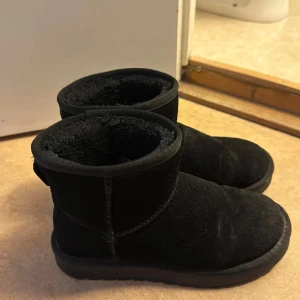 Svarta ”Uggs”  - Svarta ”uggs” i nyskick. Från Nelly. Storlek 36