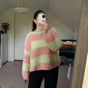 Stickad tröja - Rosa/grönrandig stickad tröja med ”ballongärmar” från Vero Moda. Lite stor och fluffig i storleken, tröjan är i storlek M. Använt några få gånger, fint skick 💓  Modellen heter ”VMBIBBI LS BOAT NECK PULLOVER”