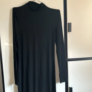 lång svart klänning - snygg svart lång klänning med krage och långa ärmar🖤📷