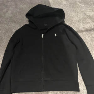 Polo ralph lauren zip up - Säljer nu min Ralph lauren zip up i storlek s, skicket är i nyskick. Hojta till vid funderingar!