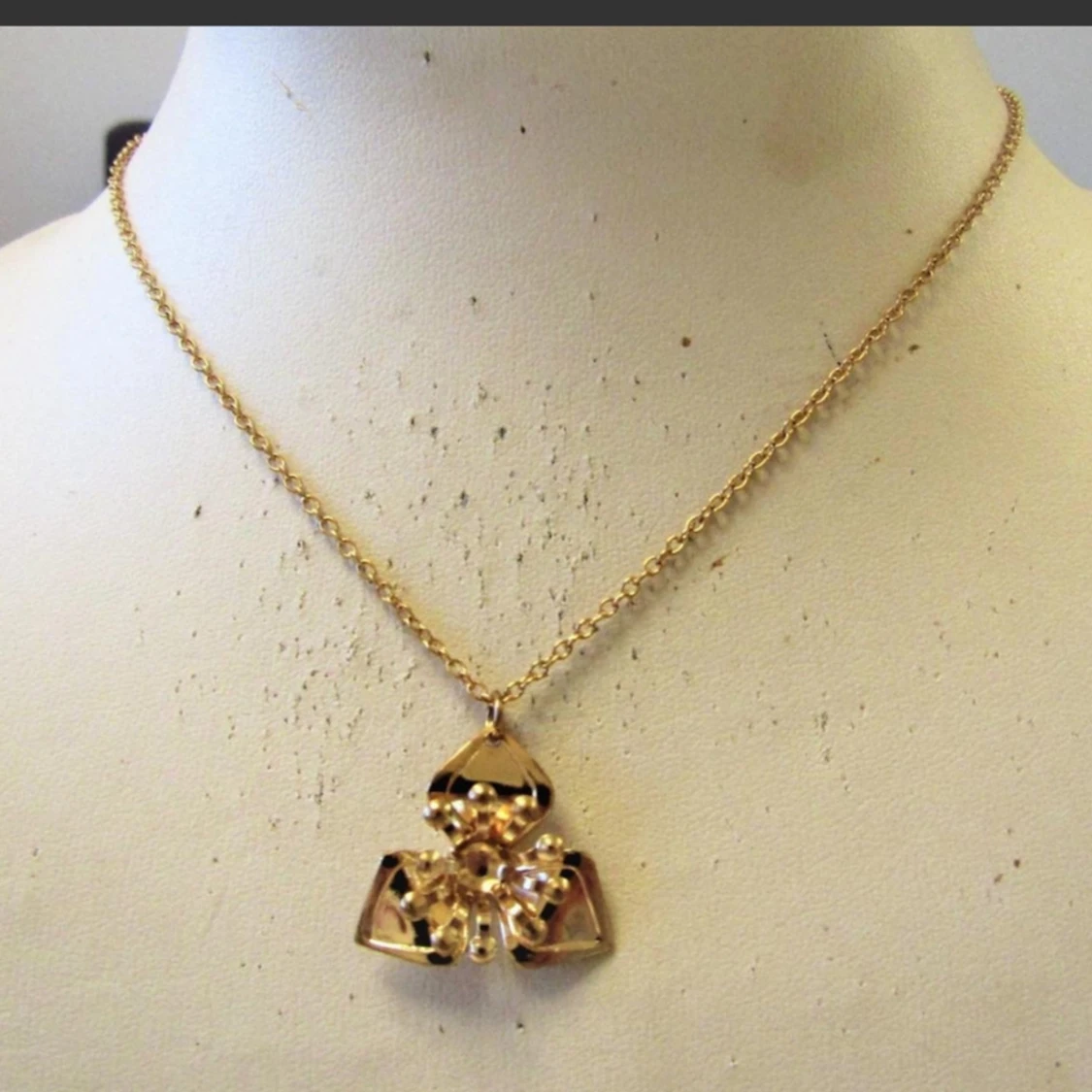 Guldhalsband med unikt hänge