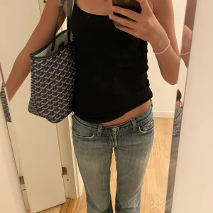 Goyard väska  - Säljer denna liknade goyard väska från amazon. Aldrig använd, helt ny. Medkommer en plånbok (som går att fästa i väskan) och en nyckelring. Skriv vid frågor och intresse!😊