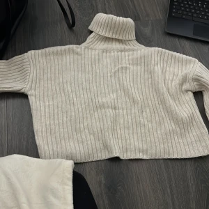 Kort stickad tröja  - Kort beige stickad tröja 