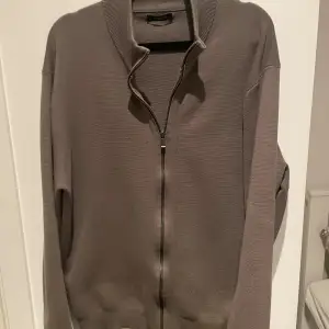 Säljer denna feta Massimo Dutti full zippen. Den är knappt använd och säljs för ett bra pris. Nypris 700kr. Storlek M.