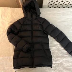 Peak performance jacka  - Säljer min peak performance jacka, den är nästintill oanvänd max ca 10ggr, och väl omhändertagen.. den har inga revor eller hål! Jackan är i den nyare och varmare dam modellen! Nypris 4399:-