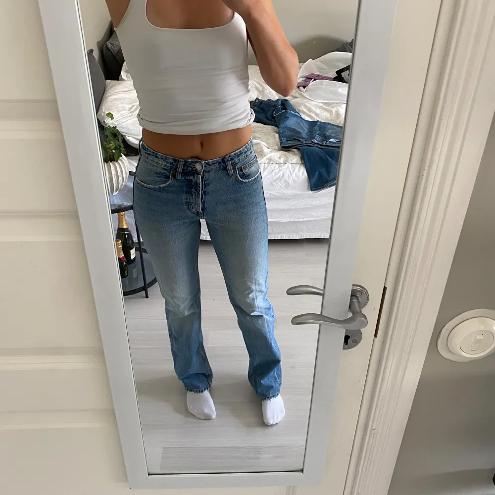 Säljer dessa snygga jeans från Zara!☺️. Jeans & Byxor.