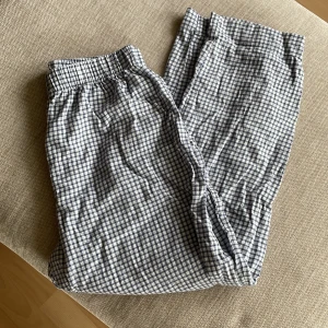 RUTIGA PYJAMASBYXOR - Blåa, rutiga pyjamasbyxor! Superfina och sköna. Tyvärr för korta på mig som är 172cm, slutar på smalbenen på mig. Rak modell med resår i midjan. Upplevs mörkare på bild.