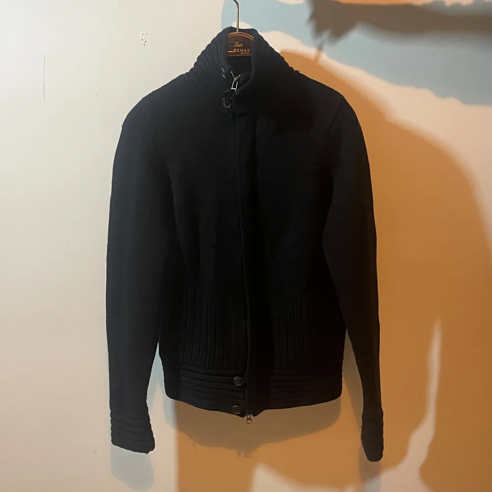 100% merinoull cardigan från tiger of sweden, i fint skick, storlek S men är lite liten i storlek så storlek XS. Pris 499kr, skriv vid fundering eller fråga 👀. Stickat.