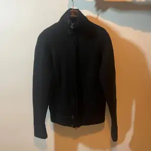 100% merinoull cardigan från tiger of sweden, i fint skick, storlek S men är liten i storlek så storlek XS. Pris 499kr, skriv vid fundering eller fråga 👀