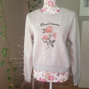 Kort sweatshirt med broderi - Jättefint skick - inte mycket använd, men har små tvättnoppor. Fina broderade rosor! Skulle säga att den passar S bättre. ~ STOR rensning i min shop ~ Välj 5 för 100kr oavsett pris, skicka medd/lämna som prisförslag (gäller där det står) ~