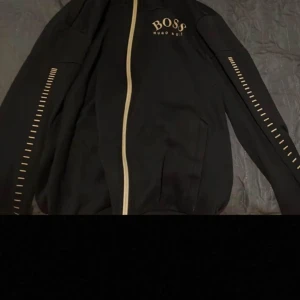 Hugo Boss - Säljer denna Hugo Bos tröjan i topp kvalite skick! Ingen luvtröja!!!!!! Om det finns intresse för någon så skickar jag gärna fler bilder! 📸