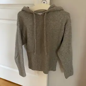 Super fin grå stickad hoodie från zara, storlek S! Väldigt fint skick 🩶