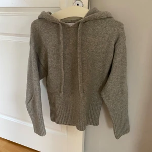Stickad Hoodie  - Super fin grå stickad hoodie från zara, storlek S! Väldigt fint skick 🩶